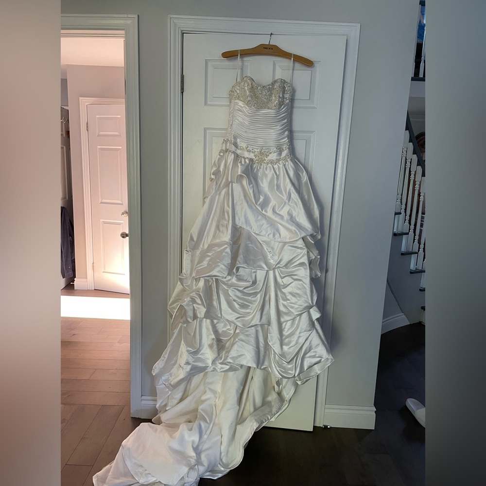 Maggie Sottero size 6 wedding gown.